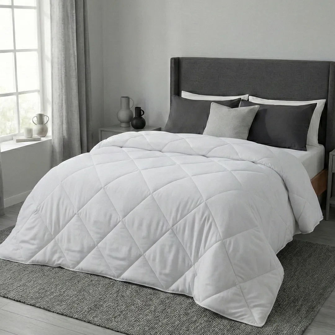 Beyaz Mikro Silikon Yorgan – Hafif, Dolgun ve Konforlu Uyku Deneyimi