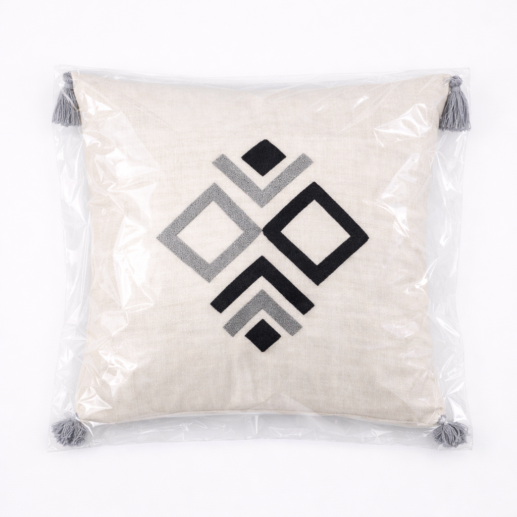 Nakışlı Geometrik Desenli Dekoratif Kırlent Kılıfı | Modern Püsküllü Yastık